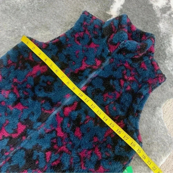 NWT Cozy Zip Up Vest - Picture 12 of 12